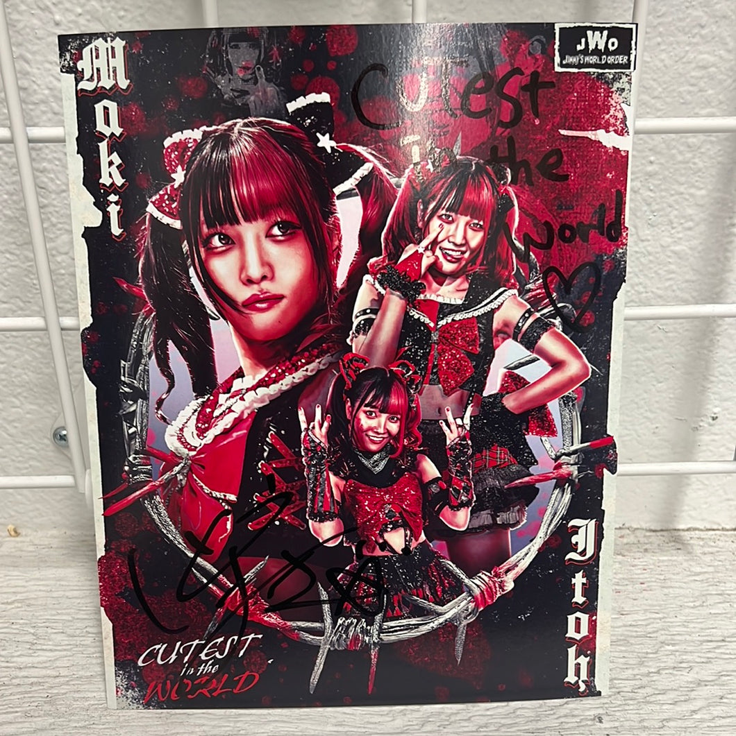 Maki Itoh Autographed 8x10 w / Toploader
