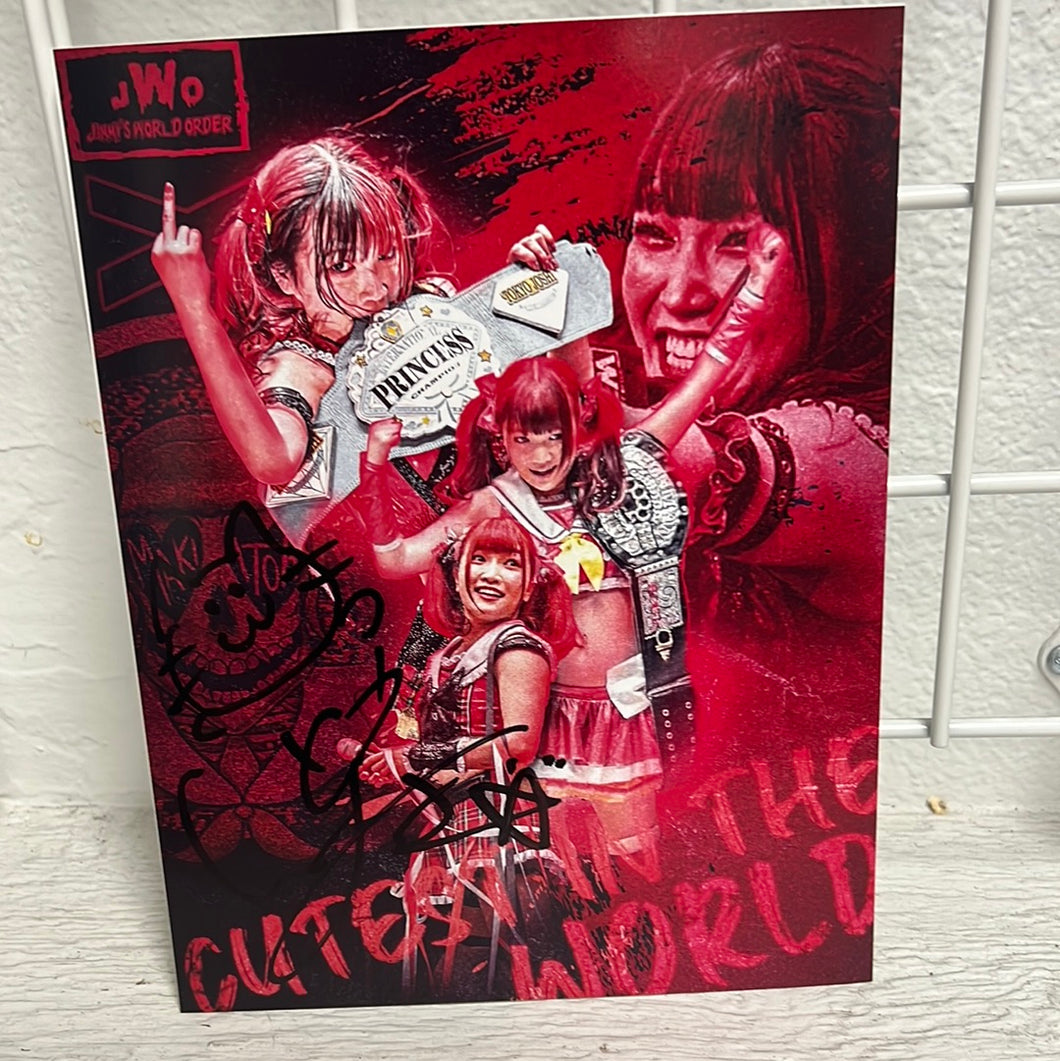 Maki Itoh Autographed 8x10 w / Toploader